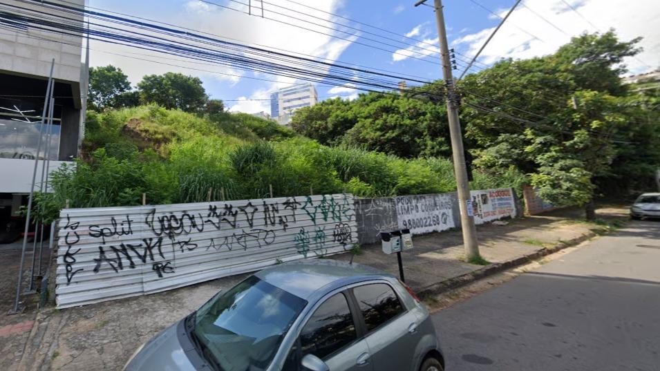Oportunidade-Casa edificada em terreno com área total de 536,45 m², situada na Avenida Olinto Meireles, nº 1.220-A, Bairro Santa Cruz, Belo Horizonte/MG.