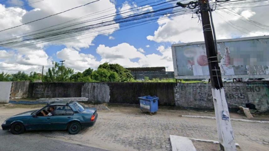 Parte de terra própria, área total aproximada de 14.000m²
