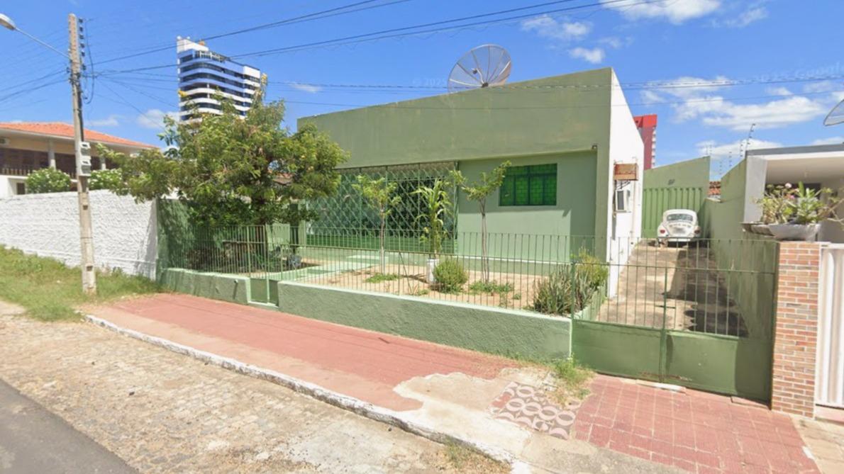 Casa residencial, situada na Avenida Peregrino Filho, nº 701, Patos/PB.