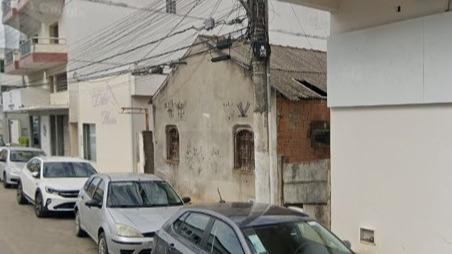 Casa em terreno com área total de 300 m², localizada na Rua Professor Jones, nº 1125, em excelente localização.